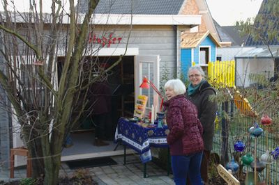 Helfer vor der KeramikHtte